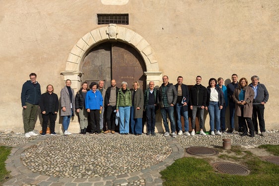 Die hauptamtlich Mitarbeitenden und die Leiterinnen und Leiter der Weiterbildungsorganisationen treffen sich jährlich mit dem Amt für Weiterbildung und Sprachen zur Jahrestagung. In diesem Jahr war man im Vinschgau, im Bildungshaus Schloss Goldrain, zu Gast. (Foto: LPA/Amt für Weiterbildung und Sprachen)