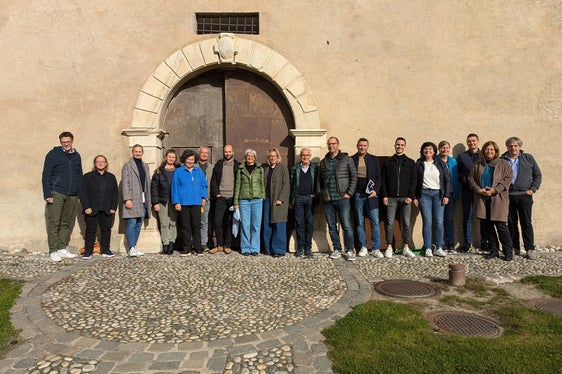 Die hauptamtlich Mitarbeitenden und die Leiterinnen und Leiter der Weiterbildungsorganisationen treffen sich jährlich mit dem Amt für Weiterbildung und Sprachen zur Jahrestagung. In diesem Jahr war man im Vinschgau, im Bildungshaus Schloss Goldrain, zu Gast. (Foto: LPA/Amt für Weiterbildung und Sprachen)