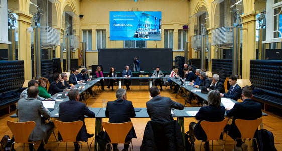 Regierungsarbeit muss gut aufeinander abgestimmt sein: Viele Fragen dazu haben die Mitglieder der Landesregierung mit deren Mitarbeiterinnen und Mitarbeitern am 6. Februar in der Arbeitsklausur der neuen Landesregierung in Bozen geklärt. (Foto: LPA/Fabio Brucculeri)