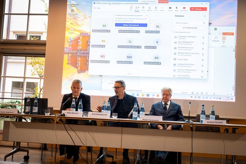 Convegno Arera sulla riorganizzazione della gestione dei rifiuti a Bolzano: (da sinistra) l'assessore provinciale Peter Brunner, il presidente della Provincia Arno Kompatscher e il sindaco di Bolzano Renzo Caramaschi hanno tenuto i discorsi introduttivi. (Foto: USP/Fabio Brucculeri)