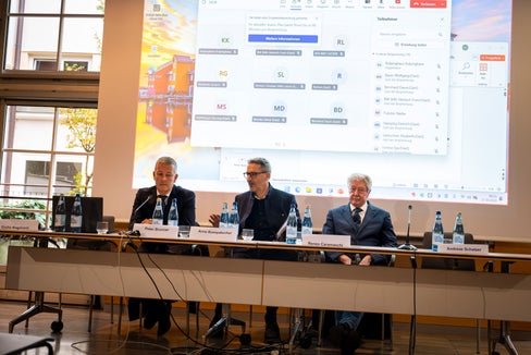 Arera-Tagung zur Neuordnung der Abfallwirtschaft in Bozen (von links): Landesrat Peter Brunner, Landeshauptmann Arno Kompatscher und Bozens Bürgermeister Renzo Caramaschi sprachen einführende Worte. (Foto: LPA/Fabio Brucculeri)