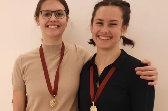 Strahlende Gesichter bei den jungen Geigerinnen Johanna Sofia Bartoli und Katharina Santer mit den Medaillen für das erworbene Leistungsabzeichen in Gold. (Foto: LPA/Landesmusikschuldirektion)
