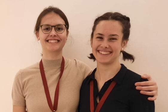 Strahlende Gesichter bei den jungen Geigerinnen Johanna Sofia Bartoli und Katharina Santer mit den Medaillen für das erworbene Leistungsabzeichen in Gold. (Foto: LPA/Landesmusikschuldirektion)