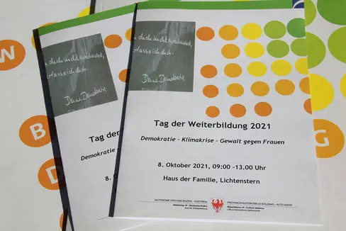 Am Tag der Weiterbildung haben sich heute (8. Oktober) am Ritten auf Einladung des Landesamtes für Weiterbildung Weiterbildner und Weiterbildnerinnen getroffen und sich mit den Themen Demokratie, Klimakrise und Gewalt gegen Frauen beschäftigt. (Foto: LPA/Astrid Crepaz)