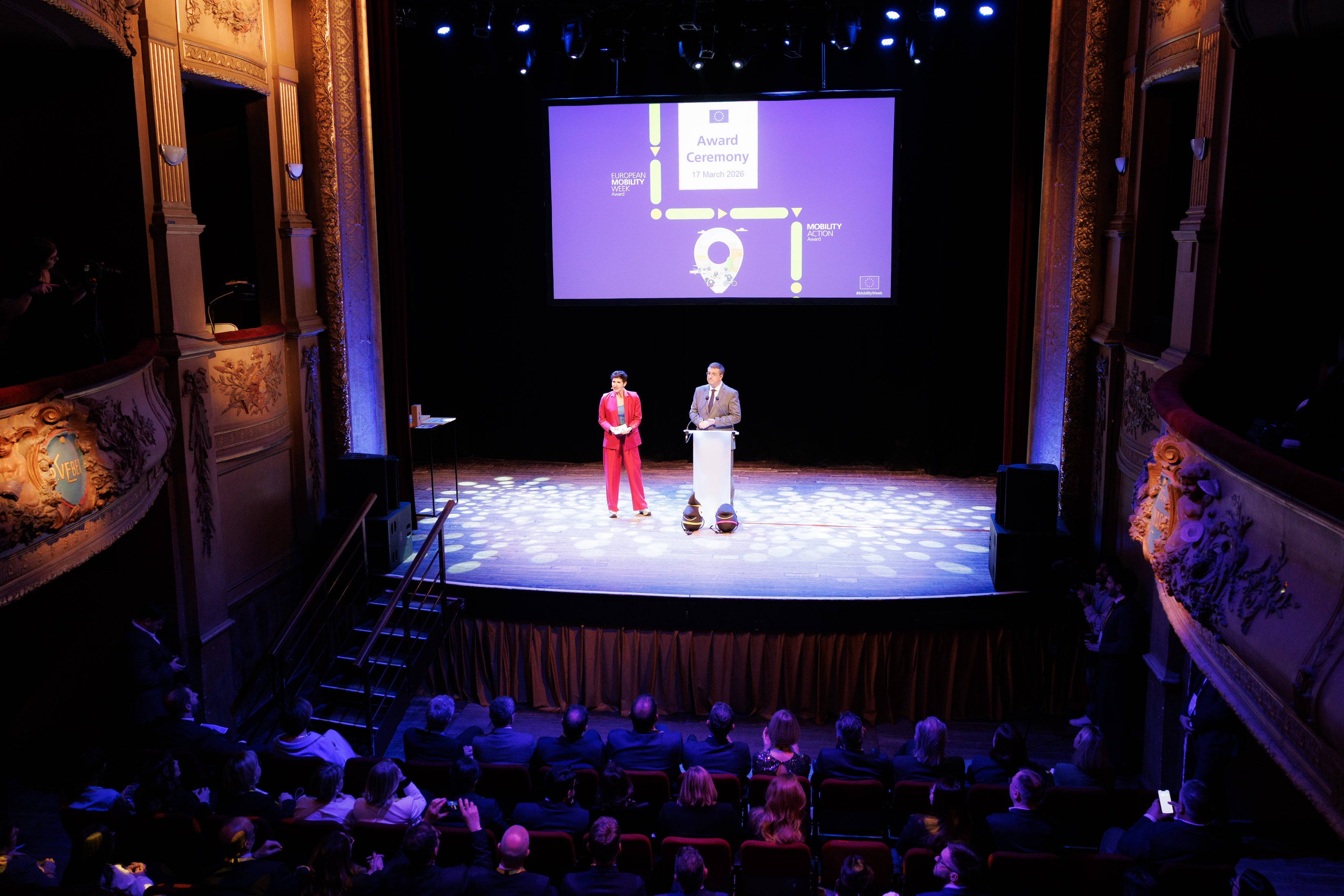 Eine internationale Jury aus Mobilitäts- und Verkehrsexperten wählte aus 960 Einreichungen die drei innovativsten Projekte der nachhaltigen Mobilität aus – darunter den Südtirol Guest Pass, der schließlich als bestes Projekt Europas ausgezeichnet wurde. Die Bekanntgabe erfolgte durch EU-Kommissar für nachhaltigen Verkehr und Tourismus Apostolos Tzitzikōstas. (Foto: LPA/Ivan Brentegani)