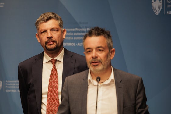 Rund 70 Aufstiegsanlagen gewähren im Sommer 2026 südtirolmobil Pass-Nutzerinnen und -Nutzern einen Mindestrabatt von 30 Prozent. Mit dieser Aktion soll die nachhaltige Anreise und die Bindung zur heimischen Bergwelt gefördert werden, erklärten Landesrat Daniel Alfreider (links) und STA-Generaldirektor Joachim Dejaco. (Foto: LPA/Ivan Brentegani)