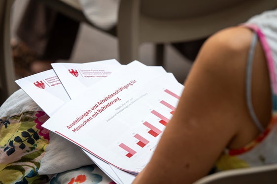 In den vergangenen zweieinhalb Jahren sei es unter anderem gelungen, die Arbeitsbeschäftigung und die Arbeitsintegration von Menschen mit Behinderungen aufzuwerten, hielt Landesrätin Pamer bei ihrer #halbzeit-Pressekonferenz fest. (Foto: LPA/Fabio Brucculeri)