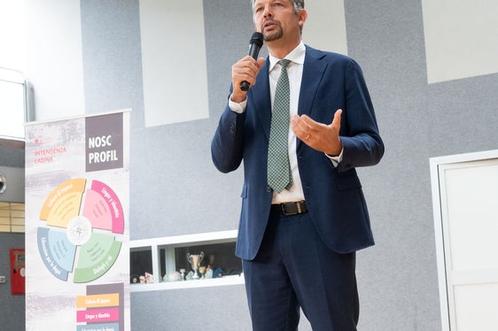 L'assessore provinciale Daniel Alfreider: Il Di dla scola ladina conferma l’importanza di ritrovarsi come comunità di istruzione e formazione per condividere esperienze e prospettive e per rafforzare la collaborazione tra tutte le scuole ladine. (Foto: USP/Area pedagogica/Bruno Ferdigg)