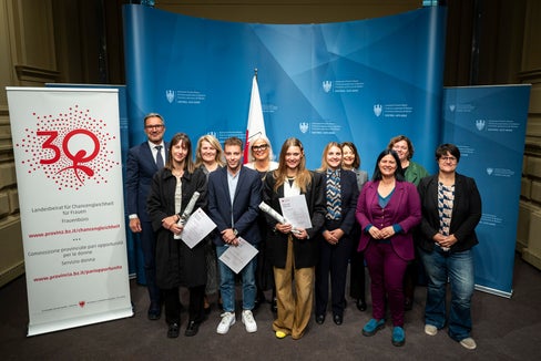 Die drei Preisträger mit Landeshauptmann Arno Kompatscher (ganz links im Bild), den Mitgliedern der Bewertungskommission sowie Ulrike Oberhammer, der Präsidentin des Landesbeirats für Chancengleichheit und Stellvertreterin Nadia Mazzardis. (Foto: LPA/Fabio Brucculeri)