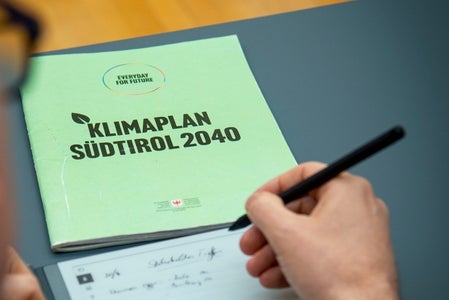 Aus elf der 97 in Umsetzung befindlichen Maßnahmen des Klimaplans Südtirol 2040 sind laufende Tätigkeiten entstanden. Diese tragen dazu bei, das Thema Klimaschutz nachhaltig in der Gesellschaft zu verankern. (Foto: LPA/Fabio Brucculeri)
