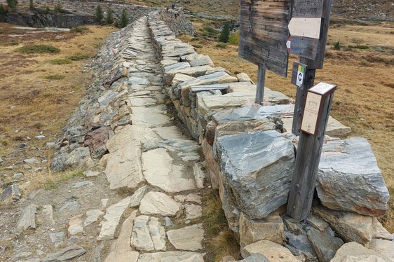 Der Bautrupp der Wildbachverbauung hatte im Juli vergangenen Jahres mit den Arbeiten am historischen Bauwerk oberhalb der Zufallhütte begonnen und sie jetzt abgeschlossen; das Bild entstand vor Beginn der Arbeiten. (Foto: Landesamt für Hydrologie und Stauanlagen in der Agentur für Bevölkerungsschutz)