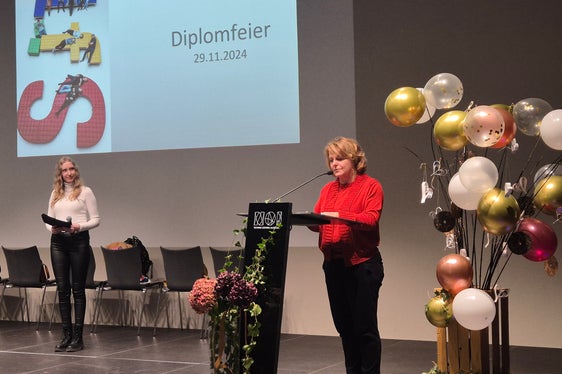 Rosmarie Pamer, assessora provinciale alla Coesione sociale, ha sottolineato nel suo discorso di benvenuto l'importanza delle professioni sociali (Foto: USP/Scuola Hannah Arendt)