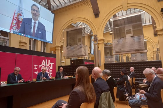 Die Vereinigung der Verwaltungsrichter aus Italien, Deutschland und Frankreich (AGATIF) trifft sich heute erstmals in Bozen. Landeshauptmann Arno Kompatscher übermittelte seine Grußbotschaft via Video. (FOTO: LPA).