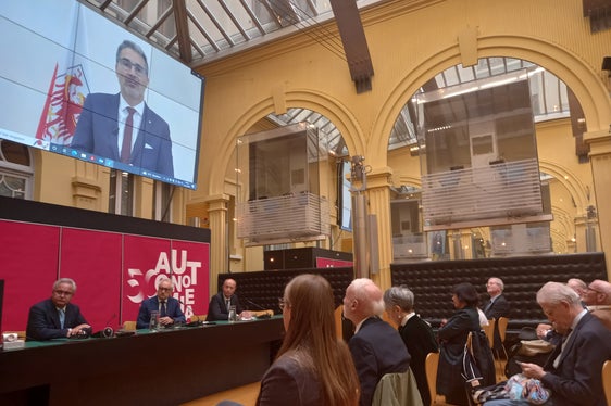 Si è svolto oggi a Palazzo Widmann il convegno annuale di AGATIF, associazione dei magistrati amministrativi tedeschi italiani e francesi. Ha fatto gli onori di casa il Presidente Kompatscher con un videomessaggio dall’estero (Foto: ASP)