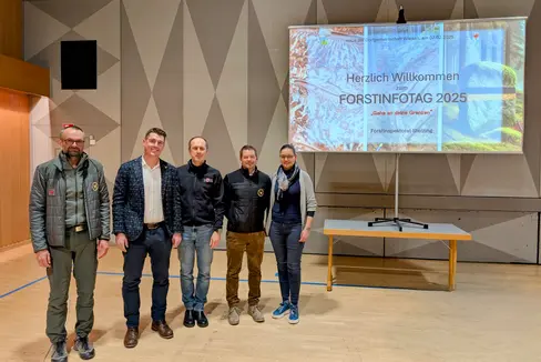 Eigentumsgrenzen und Eigentumssicherung waren Schwerpunktthema beim Forstinfotag des Forstinspektorates Sterzing im Haus der Dorfgemeinschaft in Wiesen am 7. Februar (im Bild von links): Igor Rainer von der Forststation Freienfeld, Amtsdirektor Philipp Oberegger, Walter Gruber vom Landesamt für Forstplanung, Stefan Feichter vom Forstinspektorat Sterzing und die Bezirksleiterin des Südtiroler Bauernbundes Brixen Verena Platter. (Foto: LPA/Forstinspektorat Sterzing)