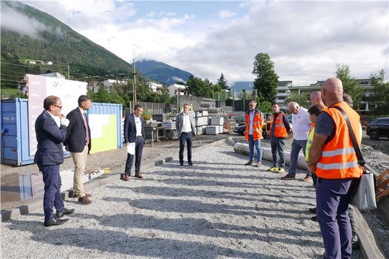LR Vettorato, LR Alfreider, STA-Direktor Dejaco, Amtsdirektor Pichler mit den Technikern auf der Baustelle für die Lärmschutzwände für Mobilitätszentrum Brixen. (Foto: LPA/Ingo Dejaco)