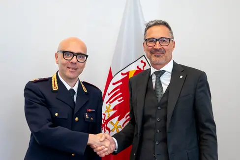 Raffaele Federici, der Leiter des Operativen Zentrums für Cybersicherheit der Staatspolizei (im Bild links) mit Landeshauptmann Arno Kompatscher. (Foto: LPA/Fabio Brucculeri)