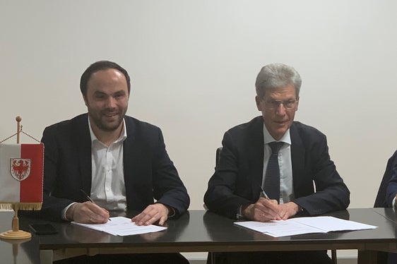 Zusamenarbeit besiegelt: Landesrat Philipp Achammer, Thüringens Minister Helmut Holter und Landesrat Daniel Alfreider bei der heutigen Unterzeichnung (Foto: LPA/Julia Fulterer)
