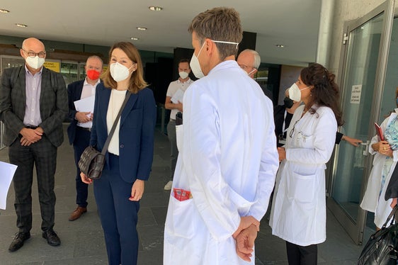 Landesrätin Leja (3.v.l.) beim Rundgang durch das Krankenhaus Brixen mit der Betriebsdirektion, der Bezirksdirektion und einigen ärztlichen Führungskräften des Krankenhauses Brixen. (Foto: LPA/Silvia Obwexer)