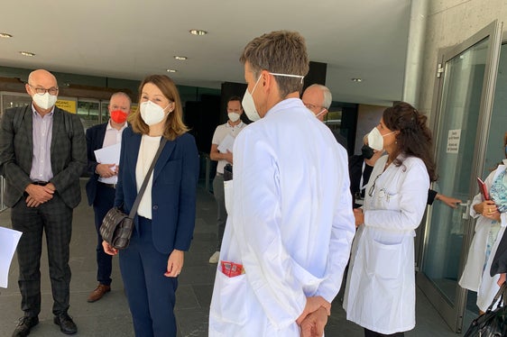 L'assessora Leja (terza da sinistra) nel corso della visita all'Ospedale di Bressanone con i dirigenti provinciali, quelli del comprensorio sanitario e alcuni dirigenti del nosocomio della città vescovile. (Foto: ASP/Silvia Obwexer)