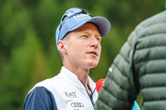 Biathlet und Olympionike Lukas Hofer schaute beim Besuch der österreichischen Sportjournalistinnen und -journalisten in Antholz vorbei. (Foto: LPA/Josef Plaickner)