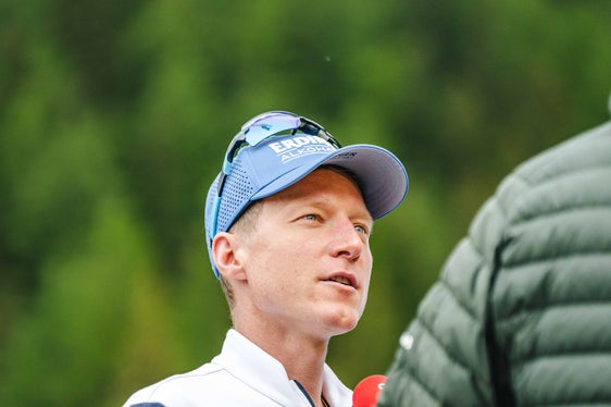 Biathlet und Olympionike Lukas Hofer schaute beim Besuch der österreichischen Sportjournalistinnen und -journalisten in Antholz vorbei. (Foto: LPA/Josef Plaickner)