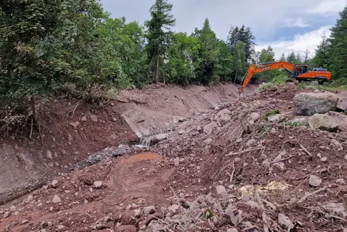 I Bacini montani stanno liberando il letto del Rio Rosso di Ponticino dopo una colata detritica. (Foto: USP/Ufficio Sistemazione bacini montani nord dell'Agenzia per la Protezione civile)