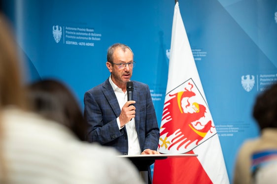 Der Präsident der Tierärztekammer Franz Hintner legte dar, welche Gefahr die Heumahd für Wildtiere darstellt. (Foto: LPA/Fabio Brucculeri)