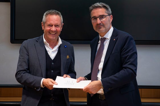 Albin Kofler (nella foto sinistra) presenta al presidente Kompatscher il documento con la richiesta di rimozione degli animali problematici in Alto Adige (Foto: ASP/Fabio Brucculeri)