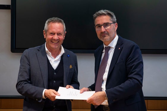 Unterstützung für die Großraubwild-Verhandlungen der Landesregierung in Rom und Brüssel: Albin Kofler (l.) überreicht dem Landeshauptmann Kompatscher die Forderungen zur Entnahme von Problemtieren. (Foto: LPA/Fabio Brucculeri)