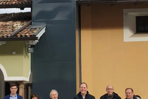 Landesrat Bessone (Mi.) beim Lokalaugenschein in Kaltern: Auch Menschen mit Bewegungseinschränkungen sollen öffentliche Ämter gut erreichen können. Barrierefreie Räume sind ein Mehrwert für alle. (Foto: LPA/Igor Cocca)