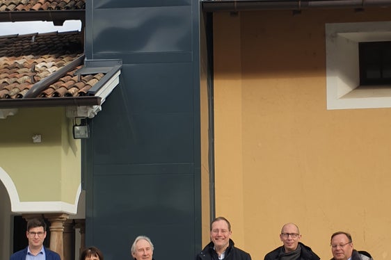 L'assessore (in centro) all'edilizia e Patrimonio Massimo Bessone durante un sopralluogo al Catasto e Libro fondiario per verificare di persona i lavori di installazione di una pedana elevatrice nella zona dell'atrio. Gli uffici pubblici devono essere accessibili anche ai cittadini con capacità motorie limitate, per garantire loro autonomia ed integrazione sociale (Foto: ASP/Igor Cocca)