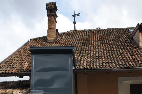 L'assessore (in centro) all'edilizia e Patrimonio Massimo Bessone durante un sopralluogo al Catasto e Libro fondiario per verificare di persona i lavori di installazione di una pedana elevatrice nella zona dell'atrio. Gli uffici pubblici devono essere accessibili anche ai cittadini con capacità motorie limitate, per garantire loro autonomia ed integrazione sociale (Foto: ASP/Igor Cocca)