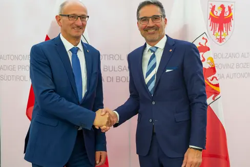 Nel corso del loro primo incontro ufficiale, i due presidenti Mattle (a sinistra) e Kompatscher hanno discusso dei prossimi impegni e hanno sottolineato la prosecuzione della buona collaborazione tra Tirolo e Alto Adige. (Foto: LPA/Fabio Brucculeri)