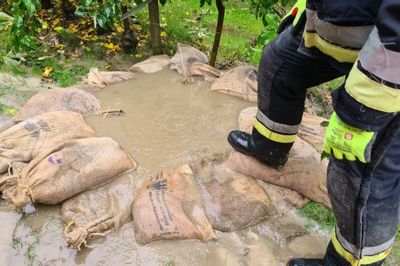 Immer wieder waren Qualmtrichter mit Sandsäcken abzusichern, hier an der Etsch oberhalb von Salurn. (Foto: LPA/Agentur für Bevölkerungsschutz)
