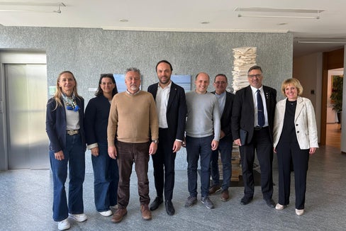 Haben über das Ausbildungsangebot in Bruneck gesprochen: Petra Werth, Julia Engl, Bürgermeister Bruno Wolf, Landesrat Philipp Achammer, Lukas Neumair, Bildungsdirektor Gustav Tschenett, Bezirksgemeinschaftspräsident Robert Alexander Steger und Landtagsabgeordnete Waltraud Deeg. (Foto: LPA)