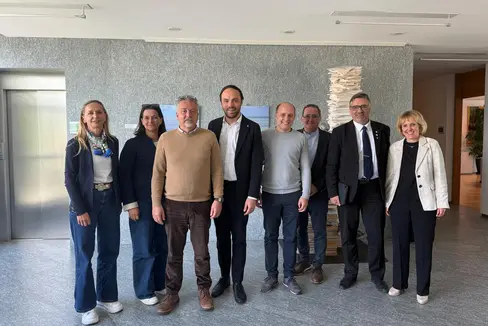 Haben über das Ausbildungsangebot in Bruneck gesprochen: Petra Werth, Julia Engl, Bürgermeister Bruno Wolf, Landesrat Philipp Achammer, Lukas Neumair, Bildungsdirektor Gustav Tschenett, Bezirksgemeinschaftspräsident Robert Alexander Steger und Landtagsabgeordnete Waltraud Deeg. (Foto: LPA)