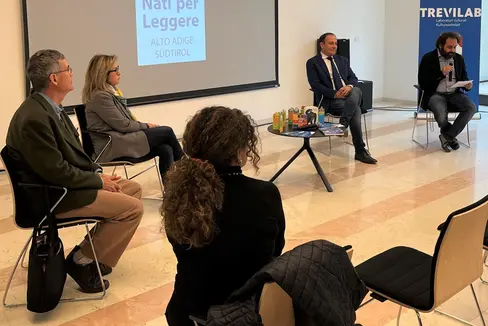 Lesen ist für das Wohlbefinden von Kindern genauso wichtig wie Körperpflege, sagte LR Vettorato (2.v.r.) bei der Pressekonferenz. (Foto: LPA/Gabriel Marciano)