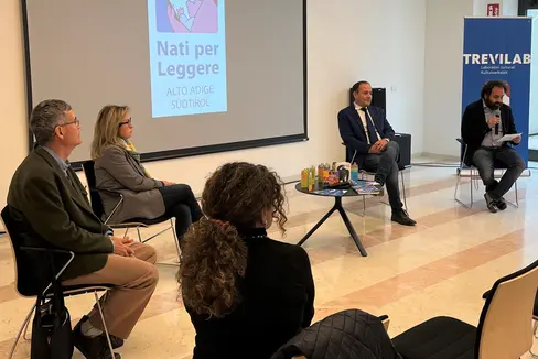 Lesen ist für das Wohlbefinden von Kindern genauso wichtig wie Körperpflege, sagte LR Vettorato (2.v.r.) bei der Pressekonferenz. (Foto: LPA/Gabriel Marciano)