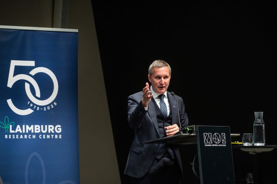 L'assessore provinciale all'Agricoltura Luis Walcher: Il centro di Sperimentazione promuove l'innovazione e il valore aggiunto nella frutticoltura e nella viticoltura, nonché nell'agricoltura di montagna e in altri settori. Il Centro di Sperimentazione Laimburg fornisce così un importante contributo alla sicurezza alimentare in Alto Adige e rafforza la vitalità futura della nostra agricoltura. (Foto: USP/Centro di Sperimentazione Laimburg/Ivo Corrà)