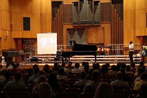 Bildungsdirektor Tschenett (rechts im Bild) bei der Eröffnungskonferenz: Es ist wichtig, trotz unterschiedlicher Einstellungen auch in diesen herausfordernden Zeiten aufeinander zuzugehen. (Foto: LPA/Peter Natter)