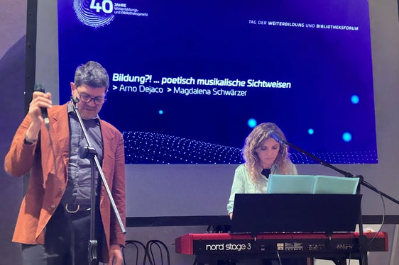 L'artista della parola Arno Dejaco e la musicista Magdalena Schwärzer hanno allietato la ricorrenza con le loro riflessioni poetico-musicali sul valore dell'educazione. (Foto: ASP)