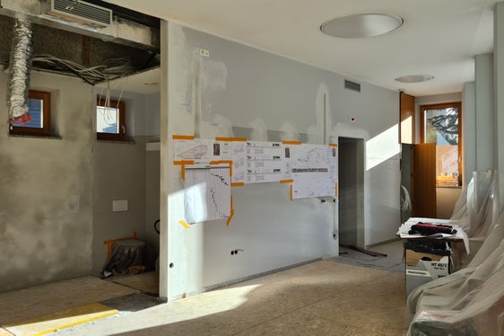 Sono in corso i lavori per il nuovo infopoint di Lana. Tra le altre cose, si stanno costruendo due sportelli. (Foto: USP/Margit Perathoner)