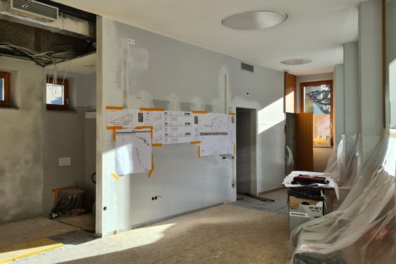 Sono in corso i lavori per il nuovo infopoint di Lana. Tra le altre cose, si stanno costruendo due sportelli. (Foto: USP/Margit Perathoner)