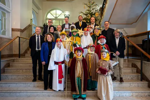 I due gruppi di cantatrici e cantori della Stella posano sorridenti con i membri della Giunta provinciale. (Foto: USP/Fabio Brucculeri)