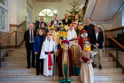I due gruppi di cantatrici e cantori della Stella posano sorridenti con i membri della Giunta provinciale. (Foto: USP/Fabio Brucculeri)