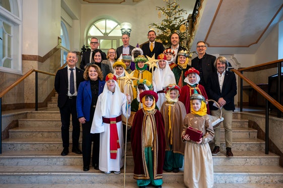 Die beiden Sternsingergruppen aus Schabs mit den Mitgliedern der Landesregierung. (Foto: LPA/Fabio Brucculeri)