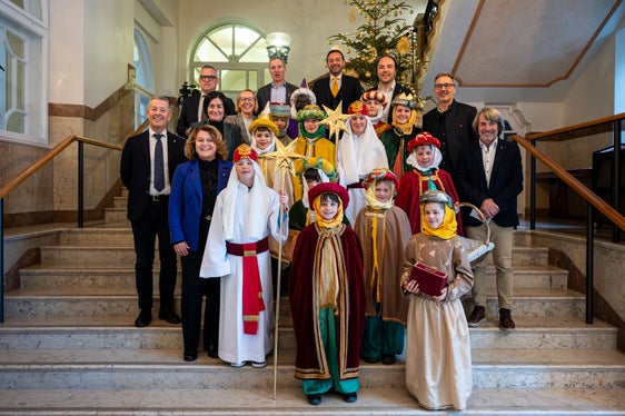 Die beiden Sternsingergruppen aus Schabs mit den Mitgliedern der Landesregierung. (Foto: LPA/Fabio Brucculeri)