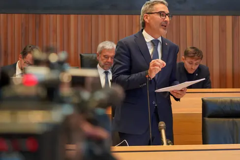 Il presidente della Provincia Arno Kompatscher ha sottolineato che questo bilancio rafforza soprattutto coloro che hanno bisogno di sostegno. (Foto: Consiglio della Provincia autonoma di Bolzano/Werth)