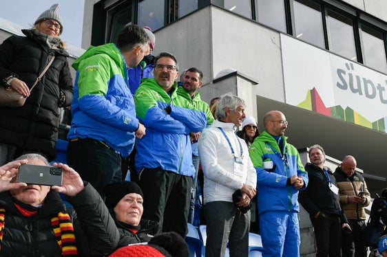 Alfreider, Kompatscher, Leitgeb e Schuster sulle tribune della Südtirol Arena con il Ministro Abodi (Foto: Comitato Coppa del Mondo Biathlon Anterselva)